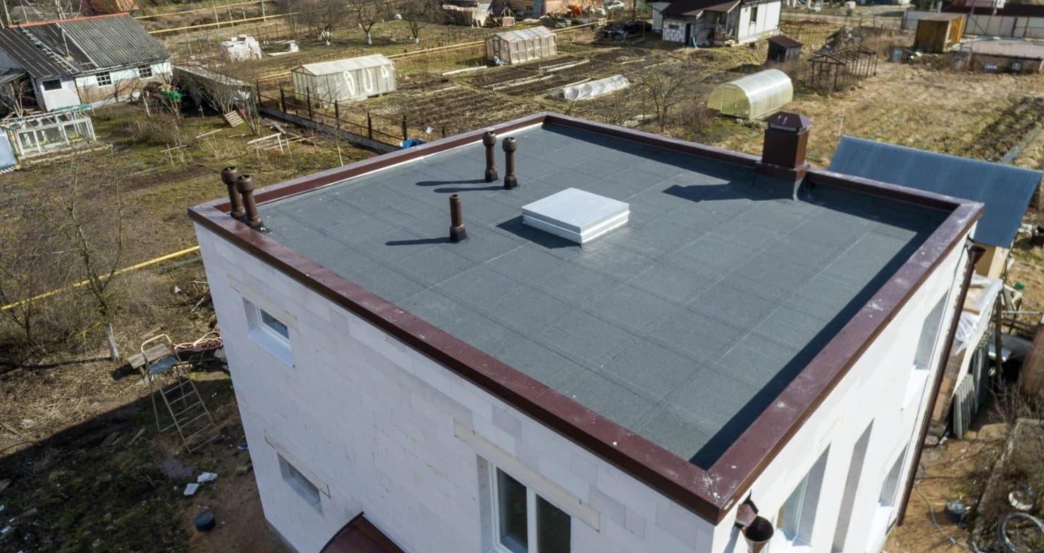 Плоская кровля с парапетом